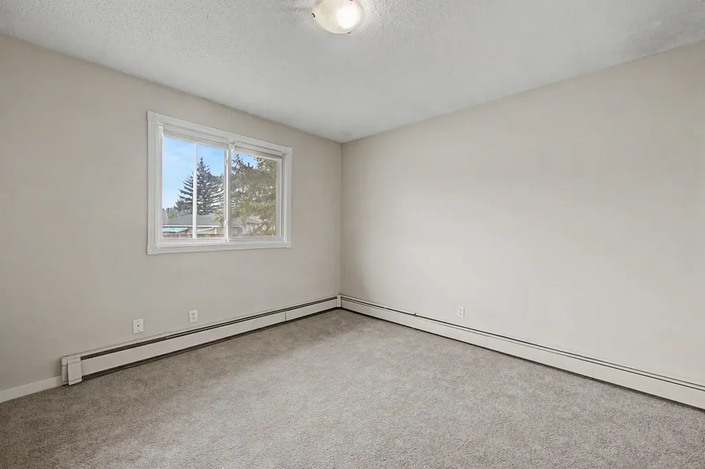 4004 79 Street NW Calgary AB t3b2n8