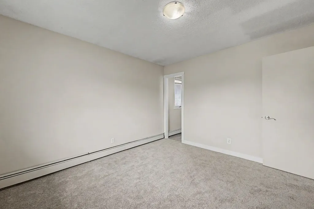 4004 79 Street NW Calgary AB t3b2n8