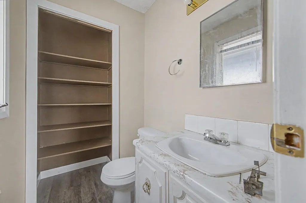 4004 79 Street NW Calgary AB t3b2n8