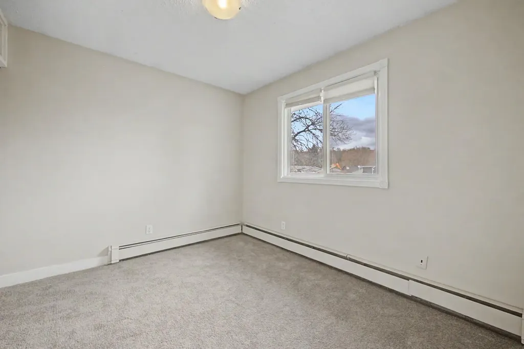 4004 79 Street NW Calgary AB t3b2n8