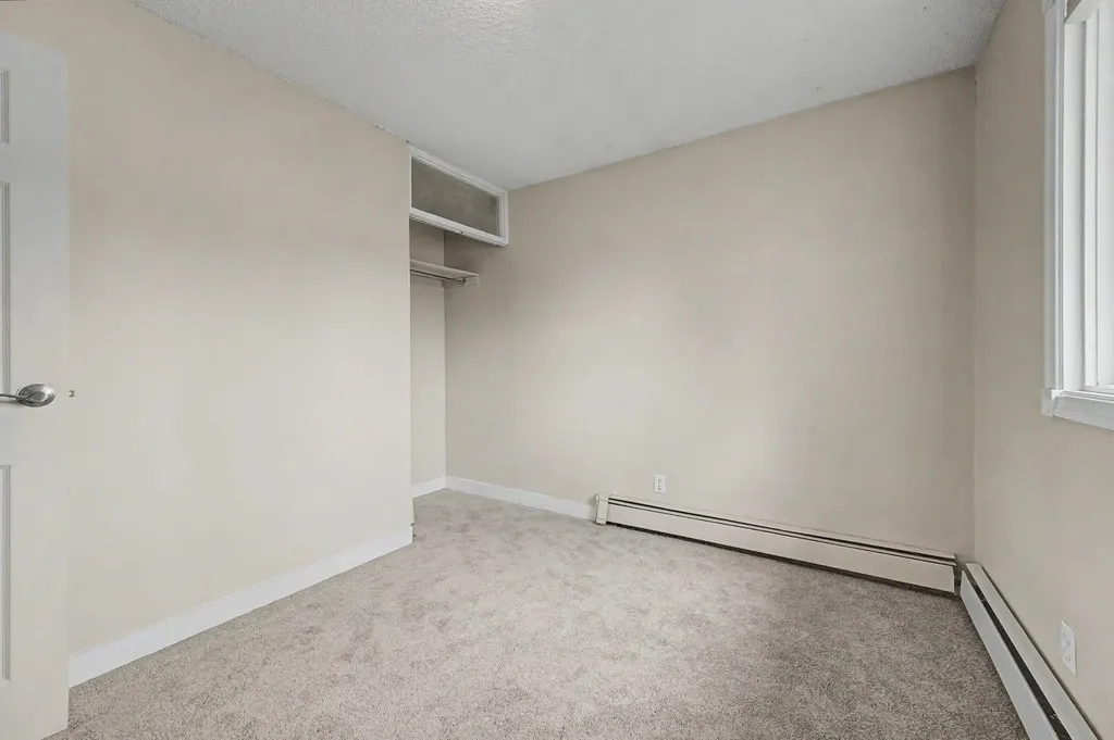 4004 79 Street NW Calgary AB t3b2n8
