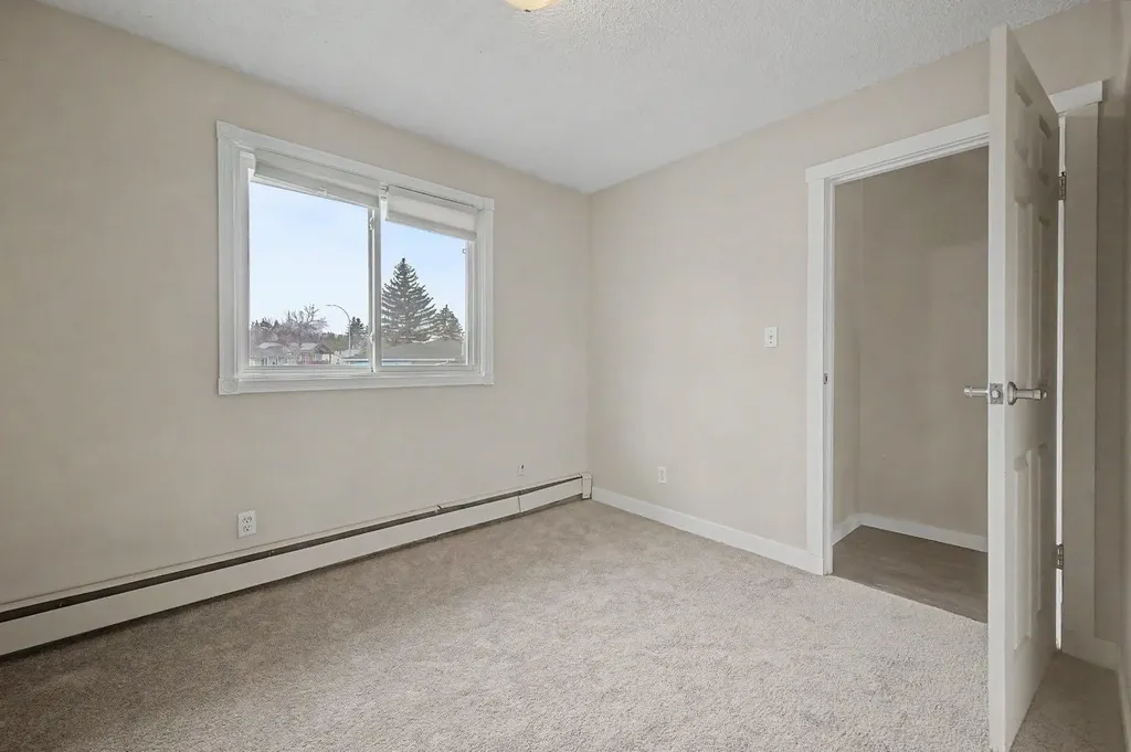 4004 79 Street NW Calgary AB t3b2n8