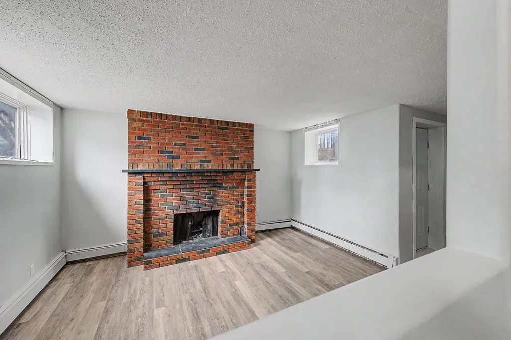 4004 79 Street NW Calgary AB t3b2n8