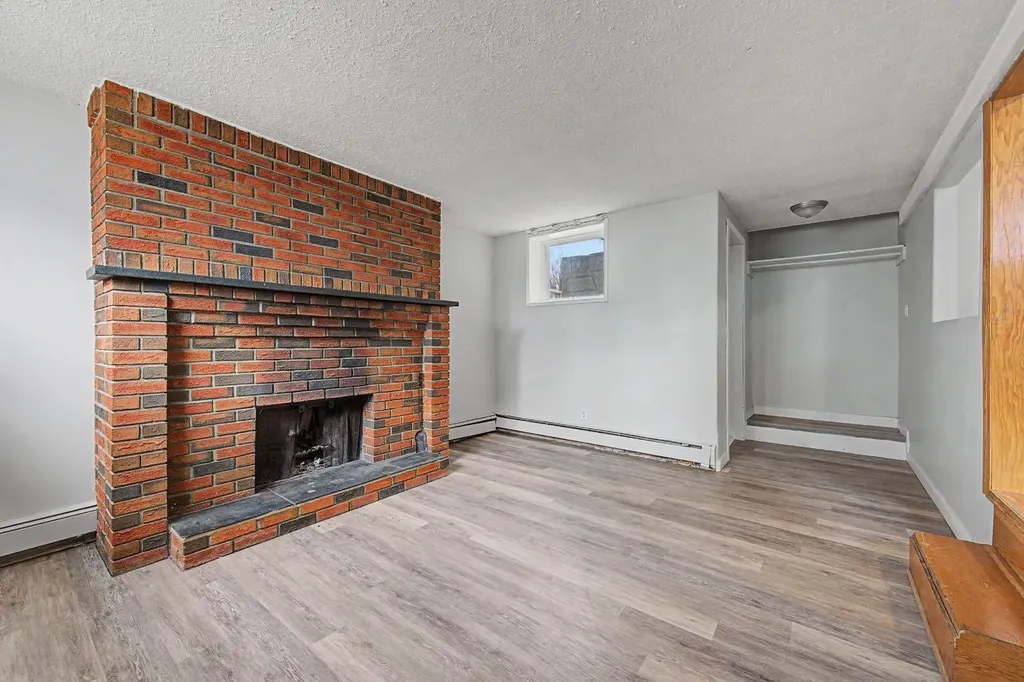 4004 79 Street NW Calgary AB t3b2n8