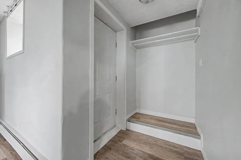 4004 79 Street NW Calgary AB t3b2n8