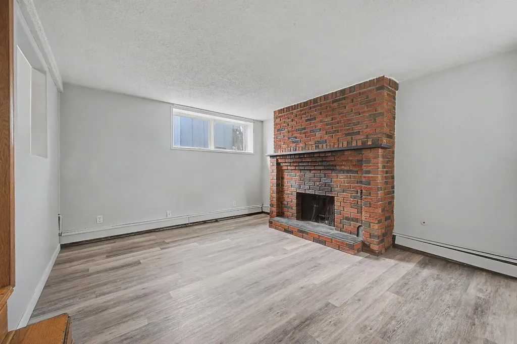 4004 79 Street NW Calgary AB t3b2n8