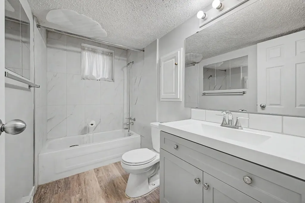 4004 79 Street NW Calgary AB t3b2n8