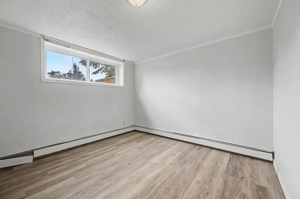 4004 79 Street NW Calgary AB t3b2n8