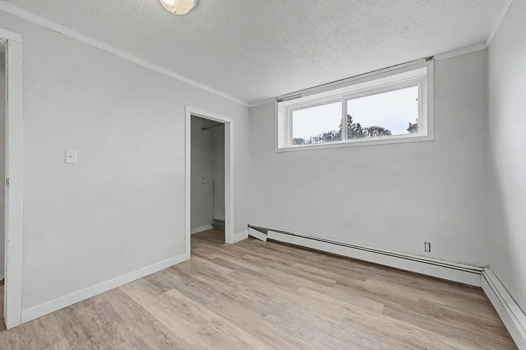 4004 79 Street NW Calgary AB t3b2n8