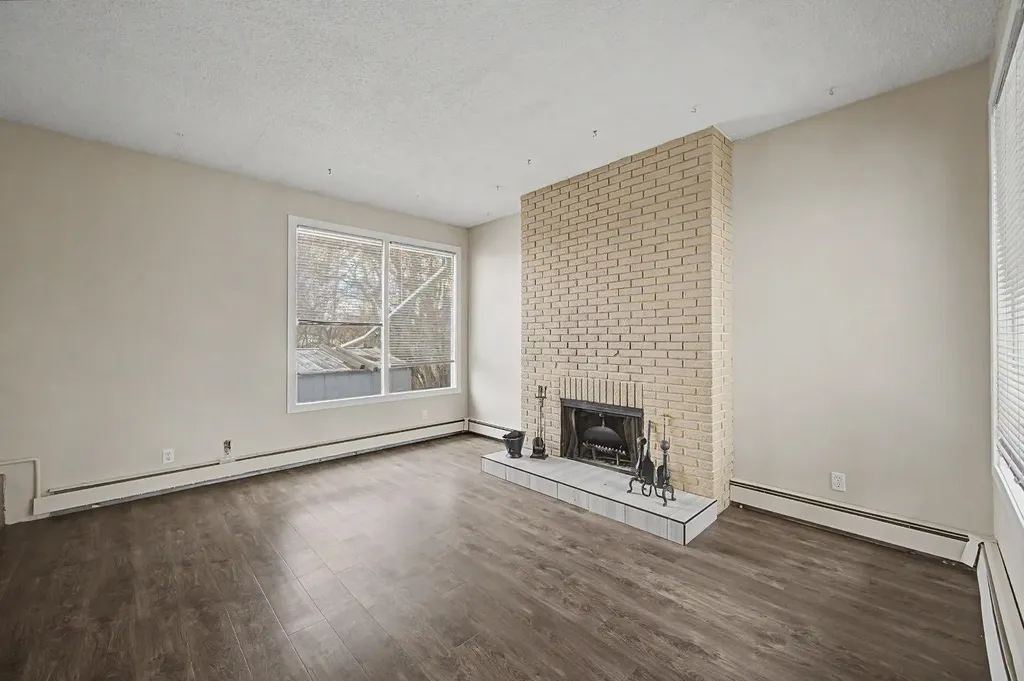 4004 79 Street NW Calgary AB t3b2n8
