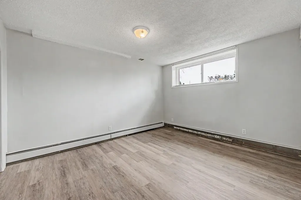 4004 79 Street NW Calgary AB t3b2n8