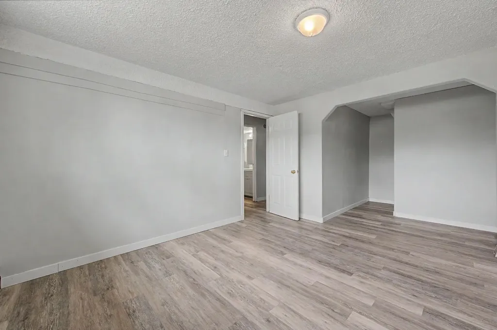 4004 79 Street NW Calgary AB t3b2n8