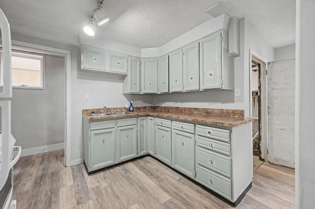 4004 79 Street NW Calgary AB t3b2n8