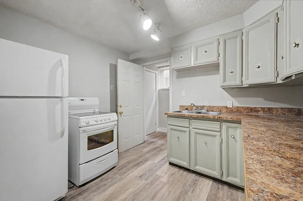 4004 79 Street NW Calgary AB t3b2n8