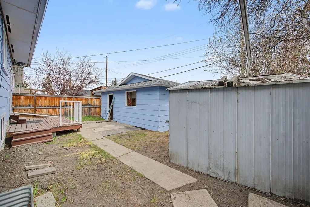 4004 79 Street NW Calgary AB t3b2n8