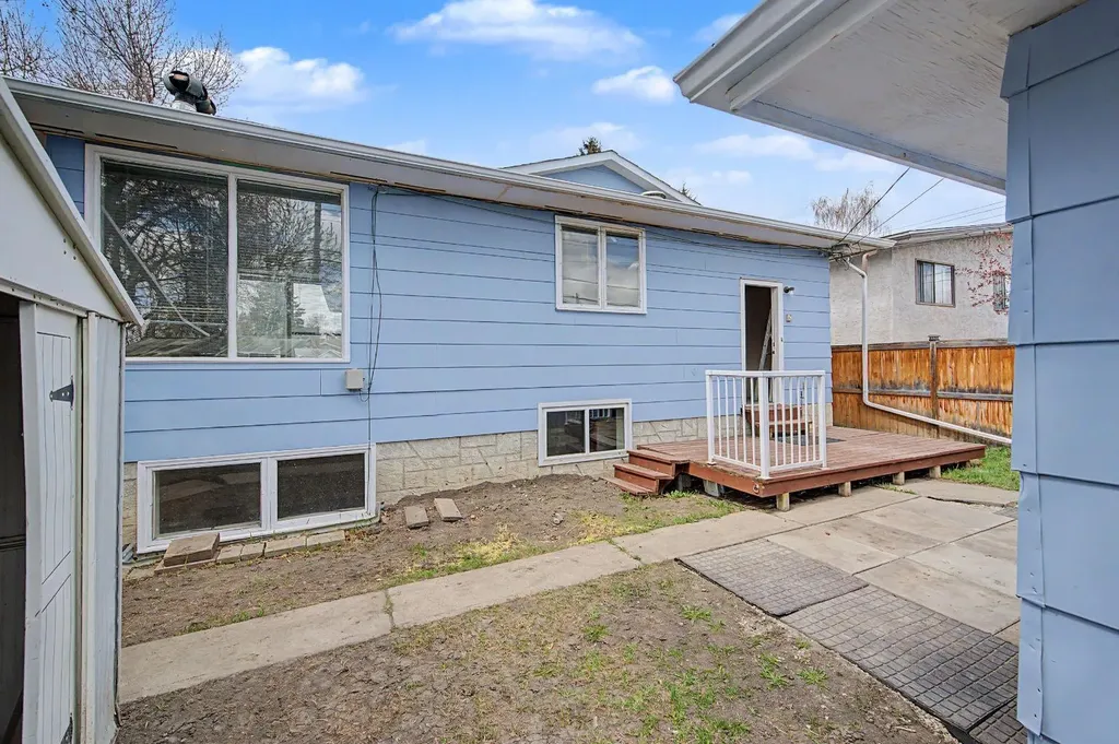 4004 79 Street NW Calgary AB t3b2n8