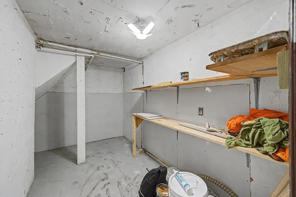 4004 79 Street NW Calgary AB t3b2n8