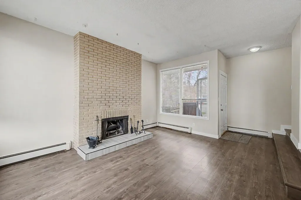 4004 79 Street NW Calgary AB t3b2n8