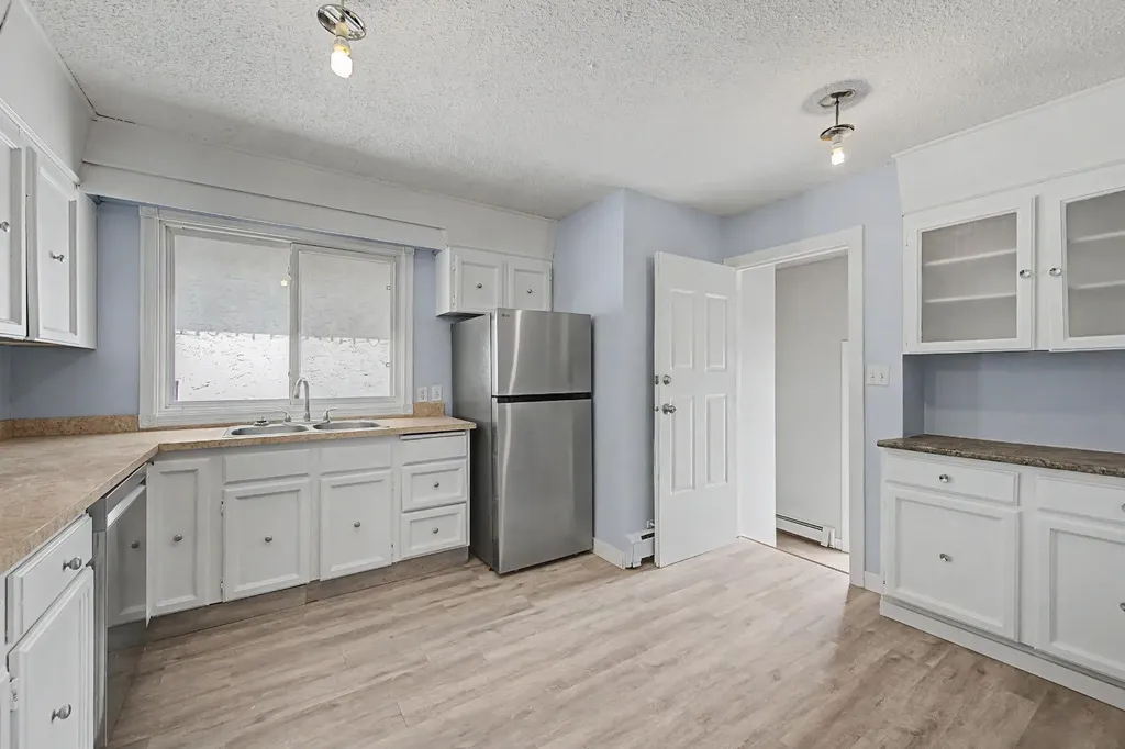 4004 79 Street NW Calgary AB t3b2n8