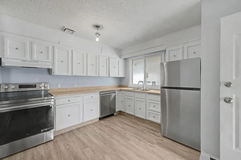 4004 79 Street NW Calgary AB t3b2n8