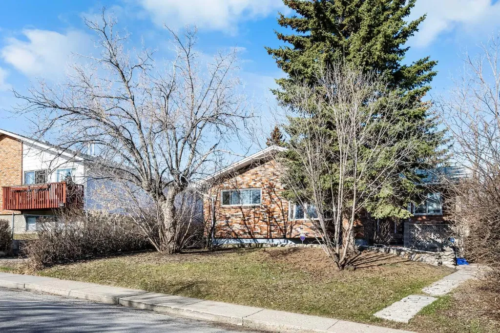 903 40 Street SW Calgary AB T3C 1W4