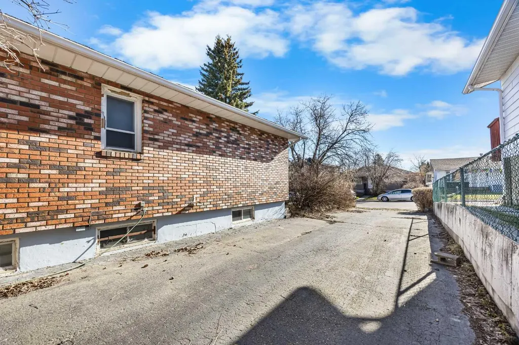 903 40 Street SW Calgary AB T3C 1W4