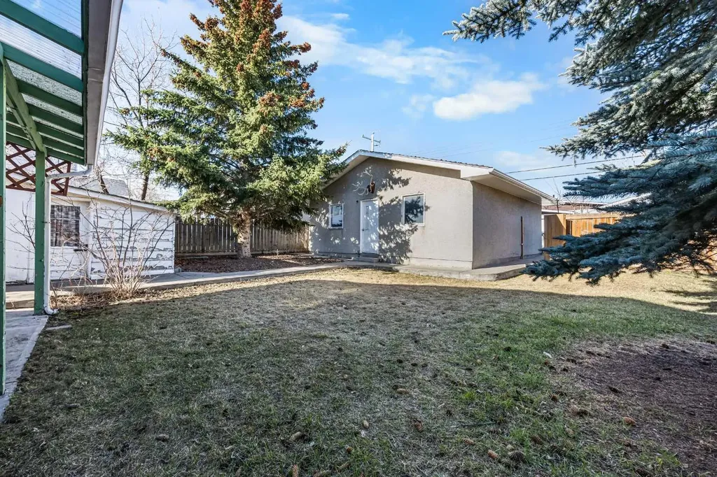 903 40 Street SW Calgary AB T3C 1W4