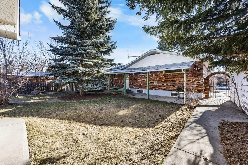 903 40 Street SW Calgary AB T3C 1W4