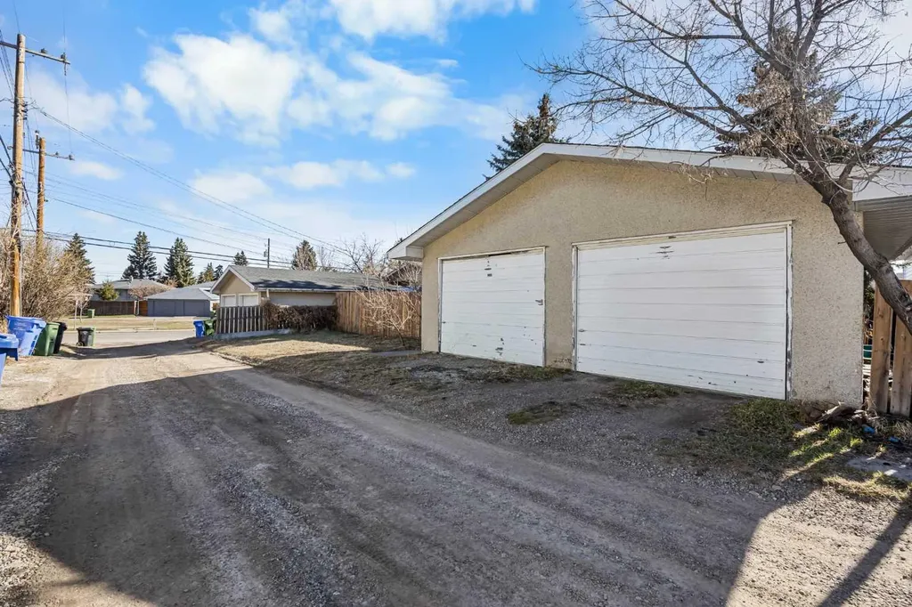 903 40 Street SW Calgary AB T3C 1W4