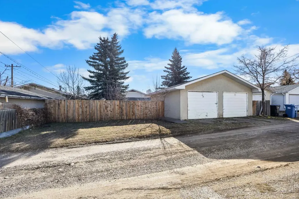 903 40 Street SW Calgary AB T3C 1W4