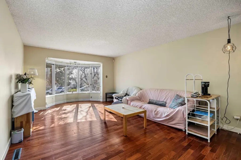 903 40 Street SW Calgary AB T3C 1W4