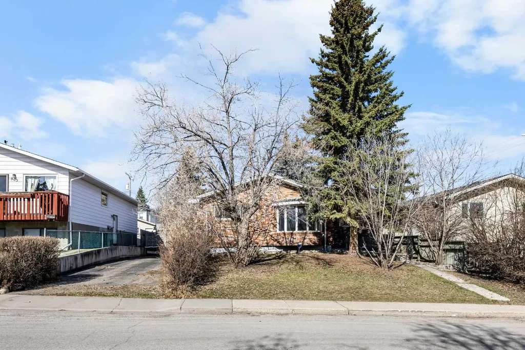 903 40 Street SW Calgary AB T3C 1W4