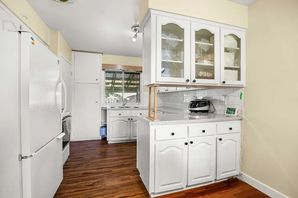 903 40 Street SW Calgary AB T3C 1W4
