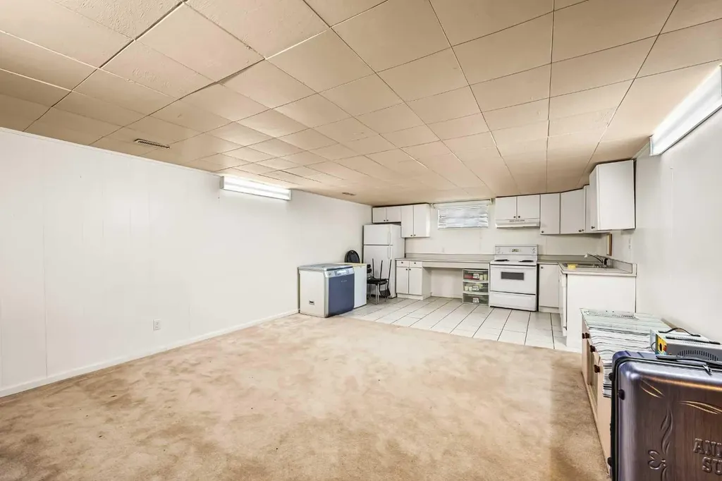 903 40 Street SW Calgary AB T3C 1W4