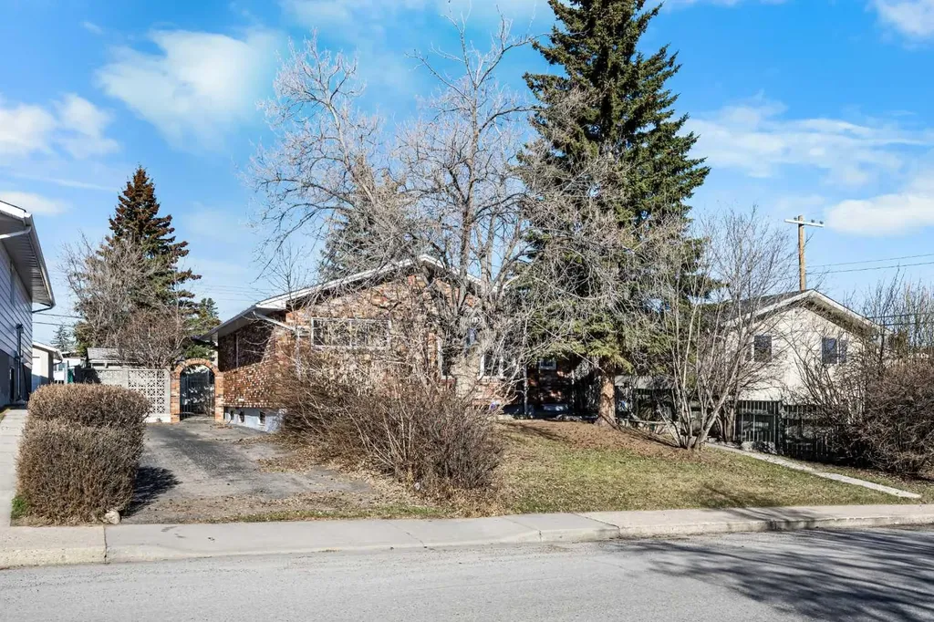 903 40 Street SW Calgary AB T3C 1W4