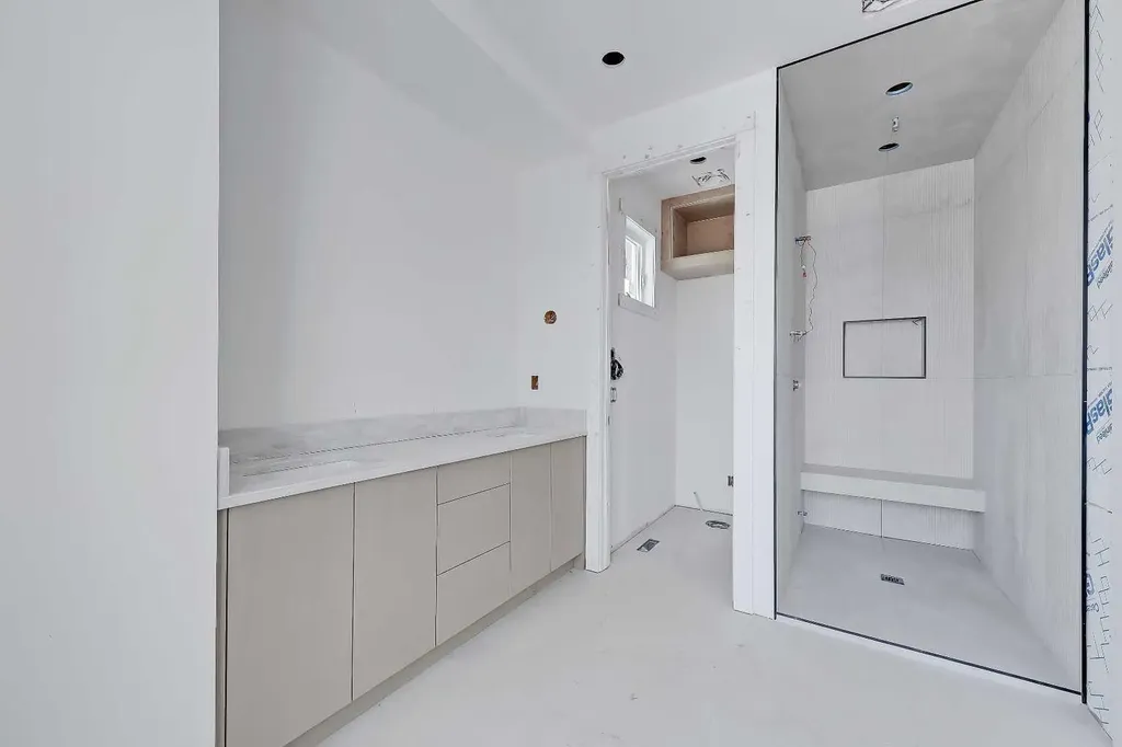 2233 2 Avenue NW Calgary AB T2N 0H1