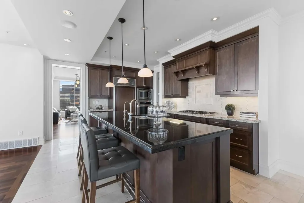 910 5 Avenue SW Calgary AB T2P 0C3