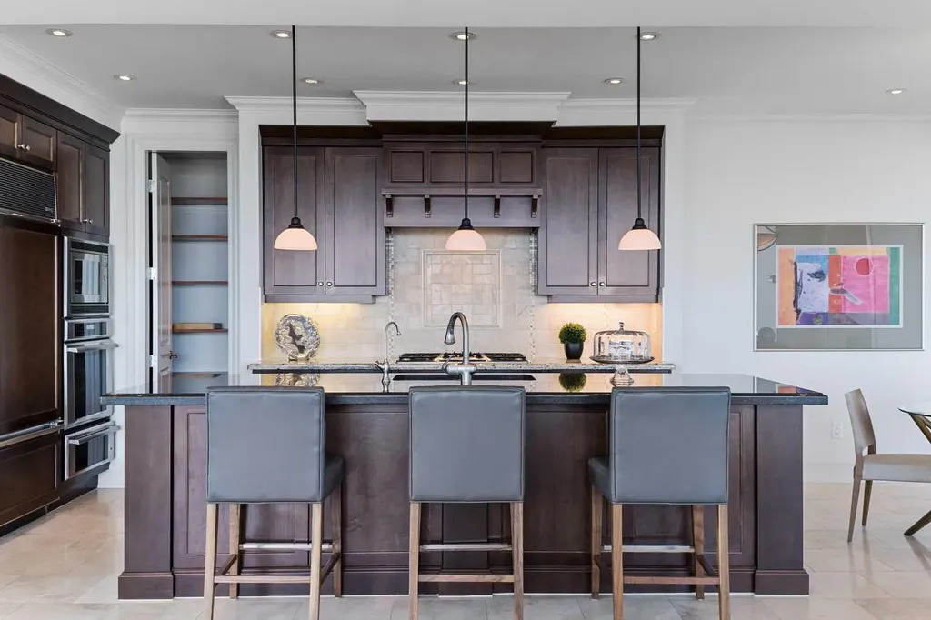 910 5 Avenue SW Calgary AB T2P 0C3