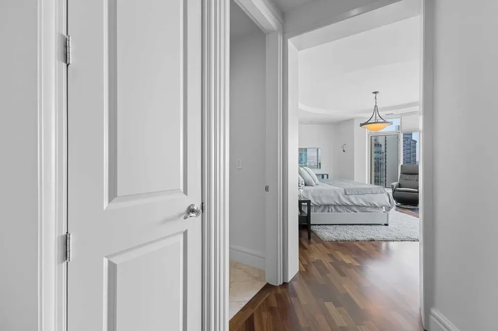 910 5 Avenue SW Calgary AB T2P 0C3