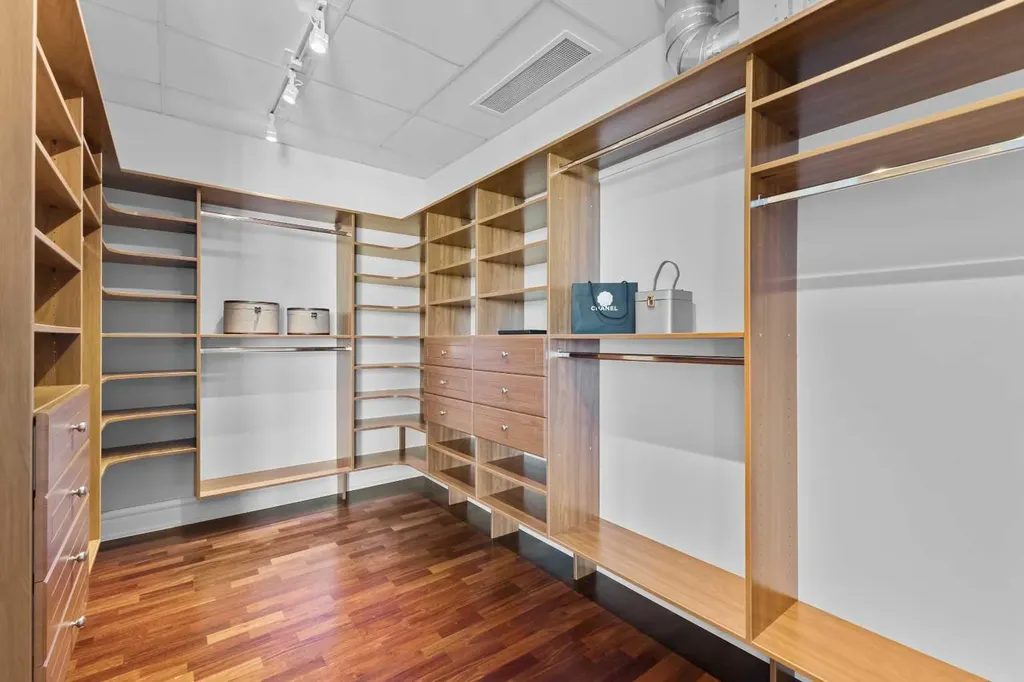 910 5 Avenue SW Calgary AB T2P 0C3