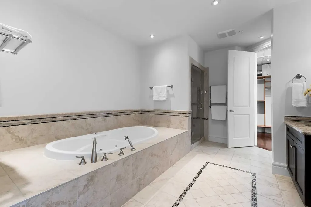 910 5 Avenue SW Calgary AB T2P 0C3