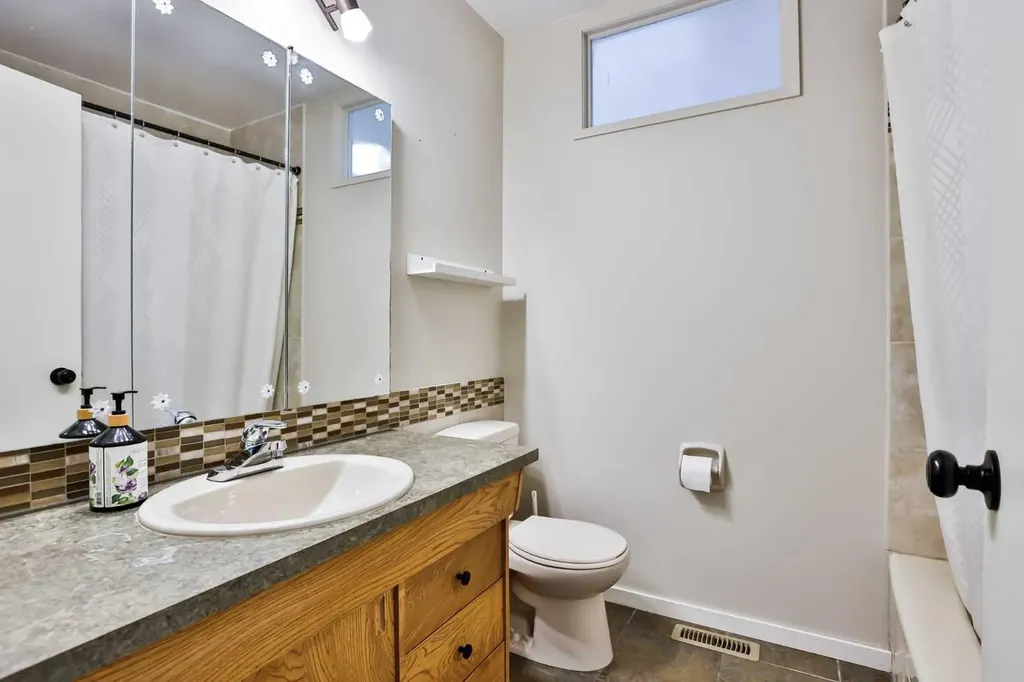 99 Lemoyne Crescent W Lethbridge AB T1K 4A4