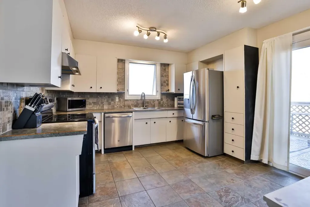 99 Lemoyne Crescent W Lethbridge AB T1K 4A4