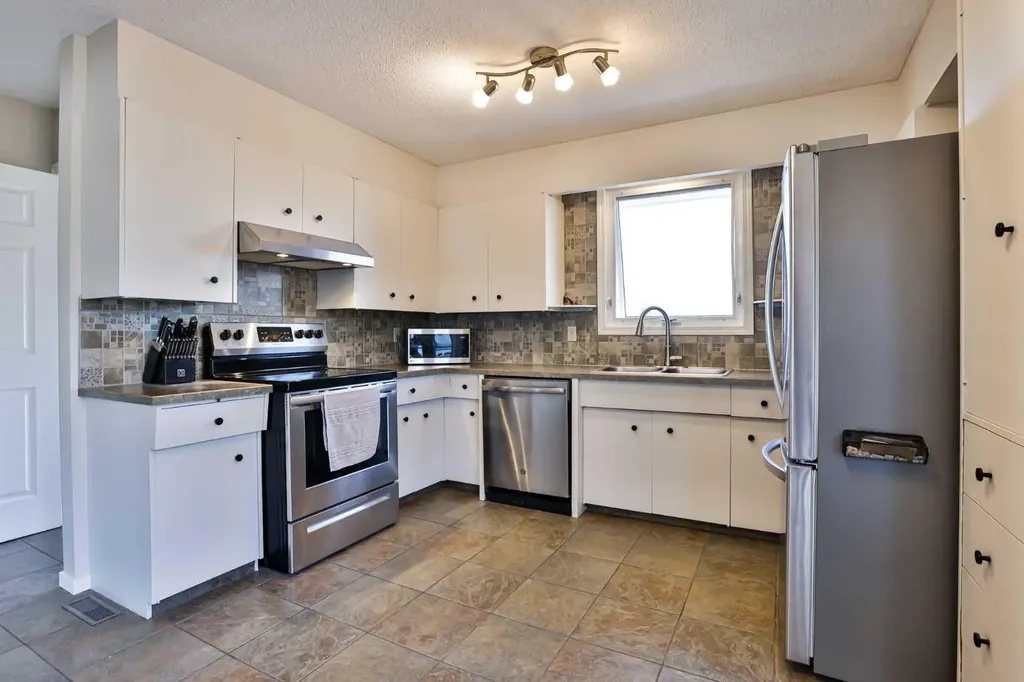 99 Lemoyne Crescent W Lethbridge AB T1K 4A4