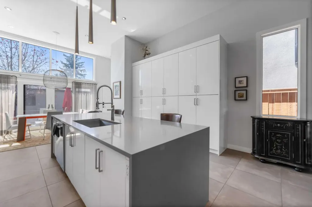 831 22 Avenue NW Calgary AB T2M 1P3