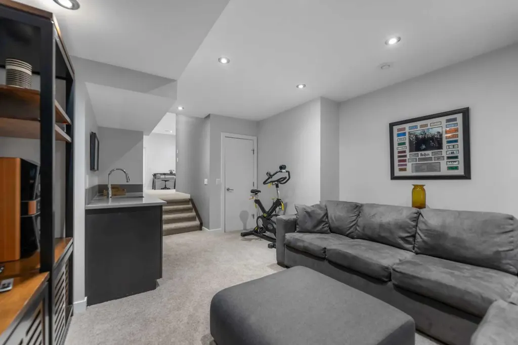 831 22 Avenue NW Calgary AB T2M 1P3