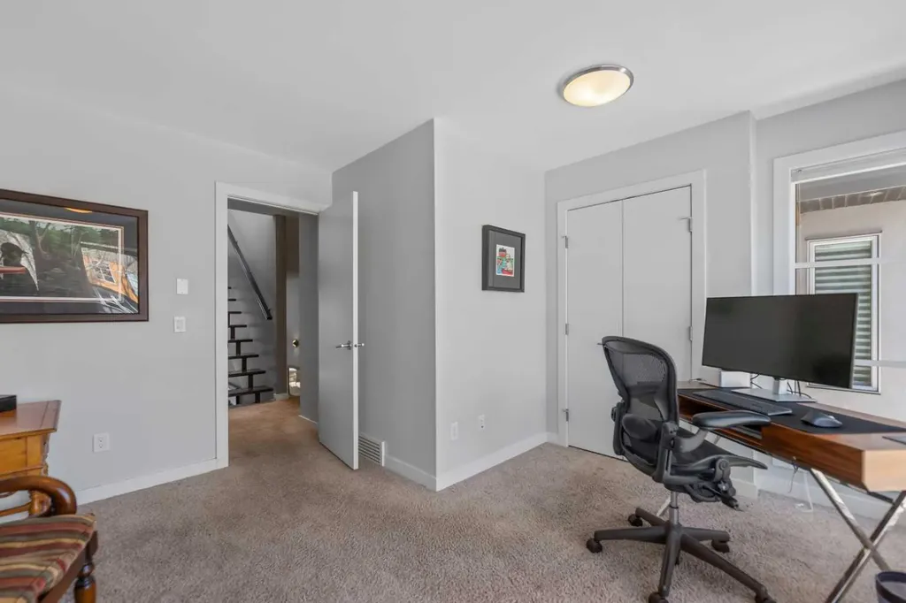 831 22 Avenue NW Calgary AB T2M 1P3