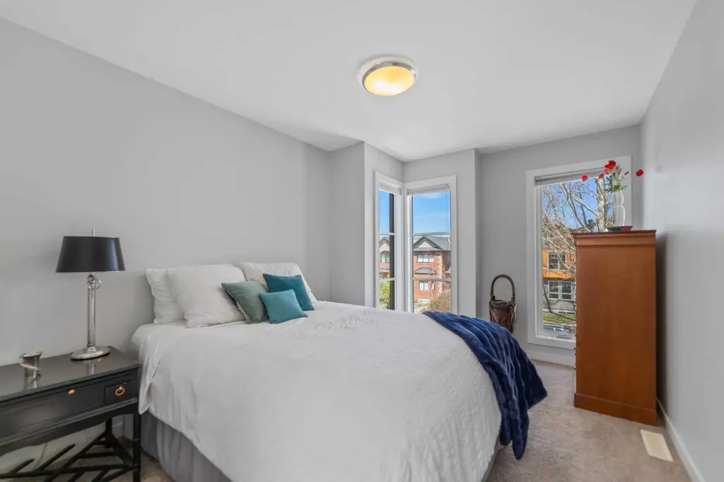 831 22 Avenue NW Calgary AB T2M 1P3