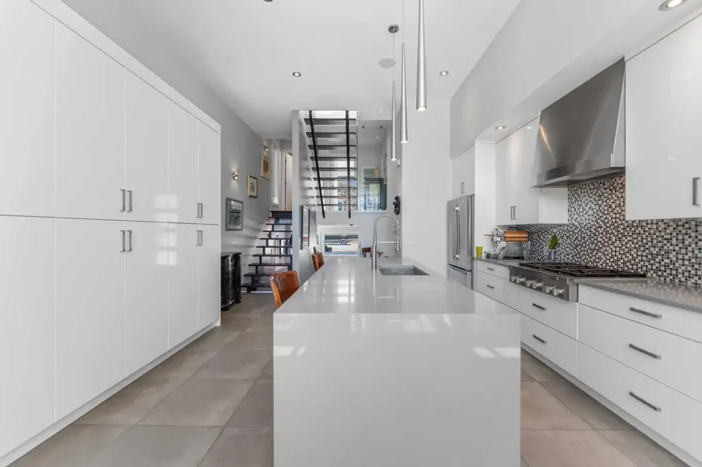 831 22 Avenue NW Calgary AB T2M 1P3