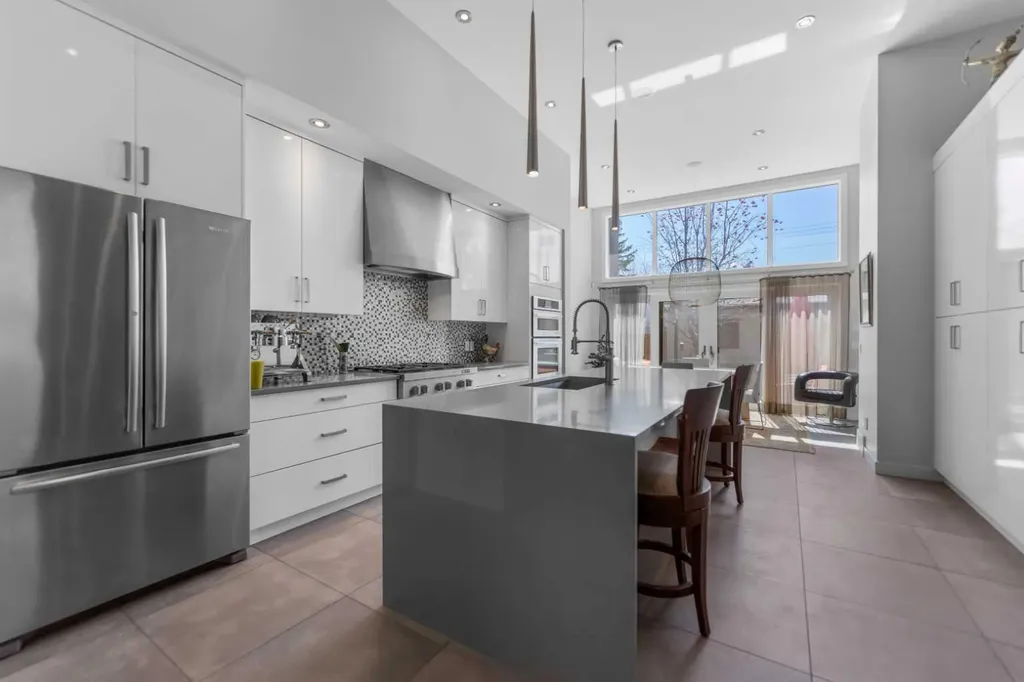 831 22 Avenue NW Calgary AB T2M 1P3